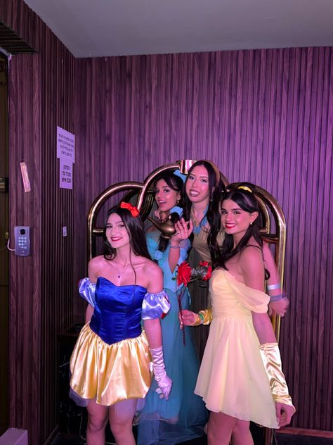 Belle Disney Costume, Belle Outfit, Costume Carnaval, Fantasia Disney, Mardi Gras Costumes, Bachelorette Outfits, Party Fits, Girl Trends, Group Costumes