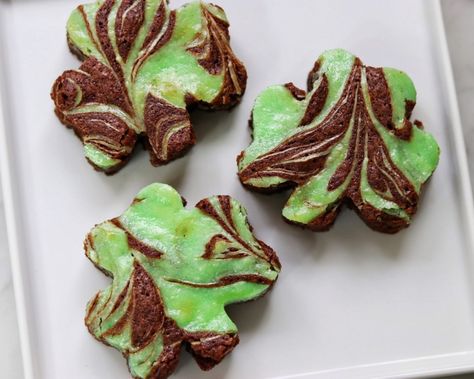 These festive St. Patrick's Day brownies are delicious, topped with a minty cheesecake swirl and shaped as shamrock brownies. Perfect as a kid-friendly St. Patrick's Day food idea, an easy St. Paddy's Day party treat, or as a yummy dessert idea for you to serve on St. Patrick's Day. Click or visit FabEveryday.com to get this fool-proof shamrock brownies recipe. Classic Brownies Recipe, Mint Cheesecake, Swirl Brownies, St Patricks Day Food, Edible Crafts, Delicious Brownies, Brownie Batter, Brownies Recipe, Green Food Coloring