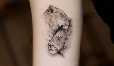 Lioness Tattoo For Women Strength, Couples Lion Tattoo, Bracelet Tatoo, Lion And Lioness Tattoo, Lion Hand Tattoo, Small Lion Tattoo, Wörter Tattoos, Partner Tattoos, Two Lions