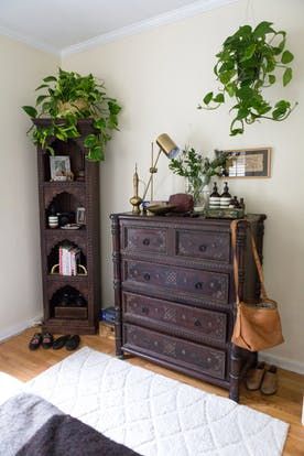 Bedroom Inspirations Dark Wood, Dark Wood Furniture Decor, Apartment Bohemian, Dark Wood Living Room, Dark Wood Dresser, Wood Bedroom Decor, Dark Wood Bedroom Furniture, Dark Wood Bedroom, Dark Brown Furniture