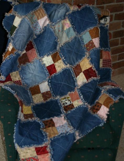 Making. Raggy scrap quilt — Cecily Paterson Denim Placemats, Återvinna Jeans, Denim Rag Quilt, Blue Jean Quilts, Colchas Quilting, Rag Quilt Patterns, Jean Quilt, Blue Jeans Crafts, Denim Quilt