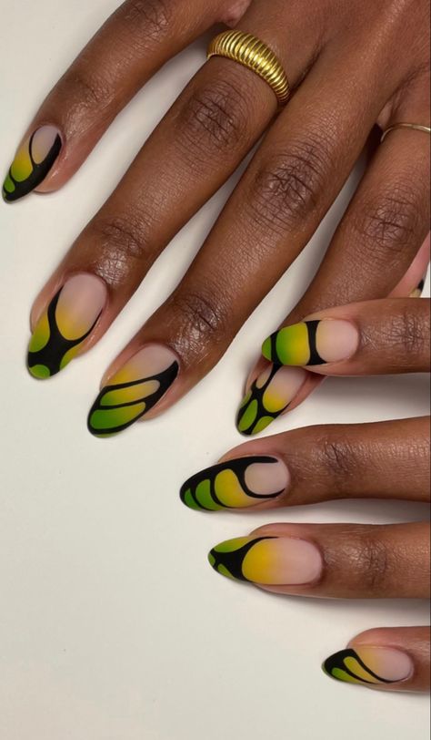 Creative Almond Nails Art Designs, Sunny Nails Design, Cerulean Nails, Heat Map Nails, Glastonbury Nails, Asymmetrical Nails, Abstract Summer Nails, Trippy Nail Designs, Egyptian Nail Art