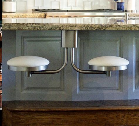 Suspended swing out stools - cool idea! Attached Bar Stools Kitchen Island, Attached Bar Stools, Suspended Bar, Kitchen Island Decor Ideas, Diy Bar Stools, Diy Swing, Diy Stool, Bar Stools Kitchen Island, Kitchen Island Bar