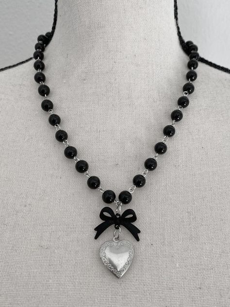 Gothic Chain Necklace, Black Handmade Necklace, Romantic Goth Jewelry, Goth Necklaces, Spooky Jewelry, Homemade Necklaces, Spooky Aesthetic, Black Beaded Necklace, Metal Bow