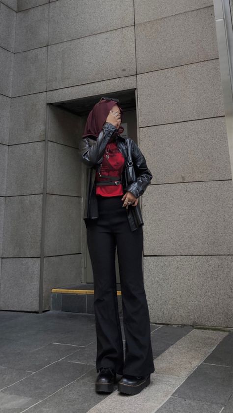 Hijabi Rock Style, Hijabi Acubi Fashion, Hijab Rock Style, Black And Red Concert Outfits, Emo Hijabi, Modest Concert Outfit, Mallgoth Outfits, Black Outfit Hijab, Rockstar Aesthetic Outfits