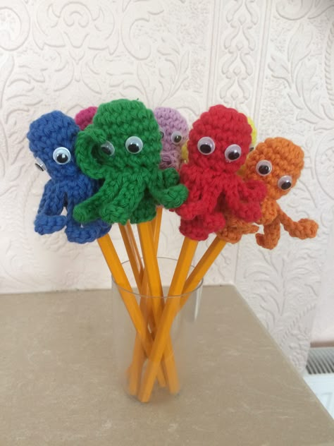 Crochet Pencil Toppers, Crochet Fish Patterns, Crochet Pencil, Pencil Crafts, Knitted Patterns, Crochet Fish, Crochet Octopus, Crochet Wall Hangings, Crochet Humor