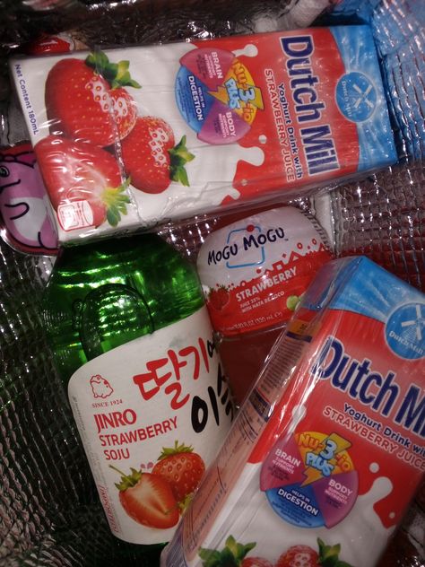 Soju mix with strawberries flavor Soju Mixed Drinks, Soju Flavors, Korean Meals, Filipino Snacks, Strawberry Juice, Help Digestion, Juice Plus, Body Support, Soju