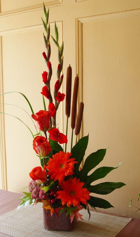 Modern Ikebana, Flowers Arrangements Ideas, Red Flower Arrangements, Floral Art Arrangements, Tropical Floral Arrangements, Tropical Flower Arrangements, Large Flower Arrangements, Idee Cricut, Corporate Flowers