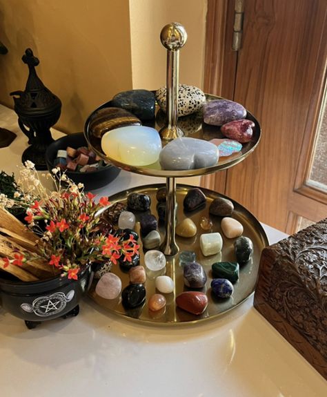 Ways To Display Crystals Rock Collection, Crystal Tumble Display, Diy Crystal Stand, Crystal Table Display, Crystal Collection Display Ideas, Crystal Display Ideas Bedroom, Crystal Display Ideas Rock Collection, Crystal Organization Display, Crystal Storage Ideas