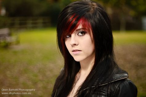 black and red Black And Red Emo Hair, Half Red Half Black Hair, Black Emo Hair, Brown Scene Hair, Emo Clothes For Girls, Black And Red Hair, Alt Hair, Emo Haircuts, 2000s Scene