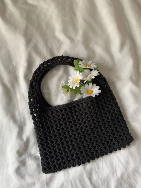 Tutorial on my YouTube Channel🖤 Pleasure Activities, Yarn Bag Tutorial, Crochet Mesh Bag, Black Crochet Bag, Crochet Net Bag, Net Crochet, Crochet Bag Tutorial, Easiest Crochet, Crochet Net