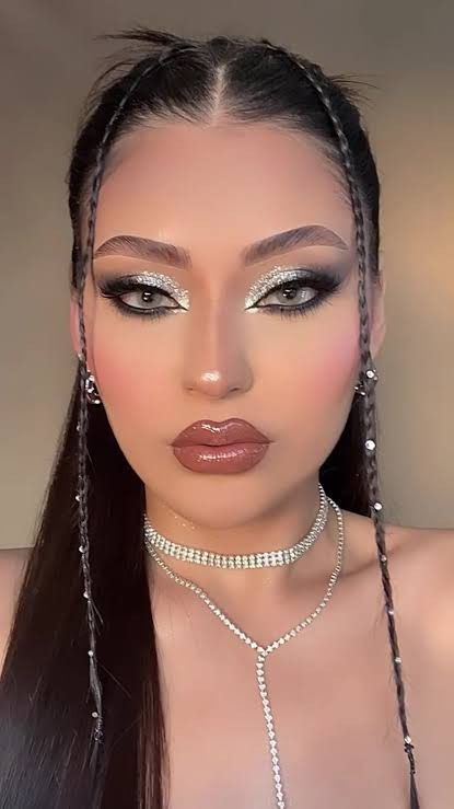 Makeup Looks With Color, Silver Makeup With Rhinestones, Black And Silver Glam Makeup, Party Glam Makeup, Rock Concert Makeup Looks, Silver Dramatic Eye Makeup, Silver Glam Makeup, Make Prata, Silver Eye Makeup Editorial