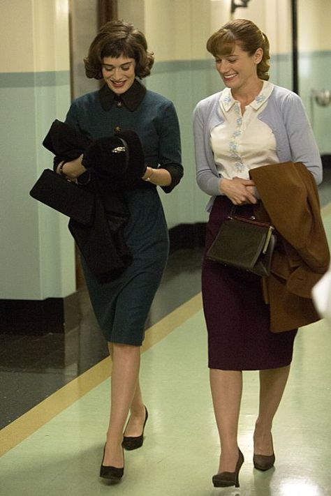 Pictures & Photos of Lizzy Caplan 1960s Fashion Women, Virginia Johnson, Lizzy Caplan, The 50s Fashion, Tv Clothes, Secretary Outfits, Work Outfits Women Office, Modern Costumes, Retro Looks