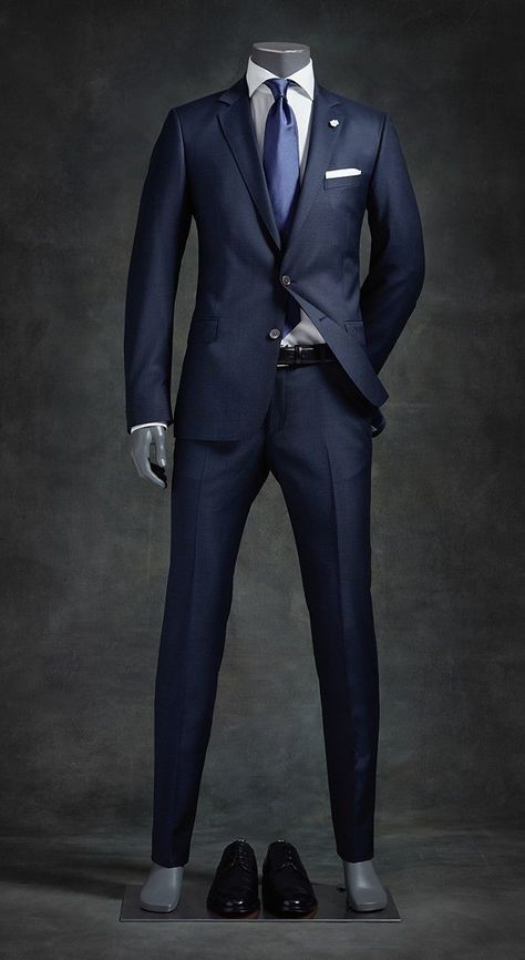 Navy blue suit looks sharp Formal Suits Men, Blue Suit Men, Herren Style, Suits Men Business, Dress Suits For Men, Designer Suits For Men, Paris Mode, Fashion Suits For Men, Men’s Suits