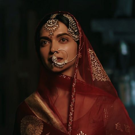 Mastani Deepika Padukone, Royalty Clothing, Bajirao Mastani, Kareena Kapoor Pics, Deepika Ranveer, Things To Wear, Royalty Aesthetic, Vintage India, Indian Photoshoot