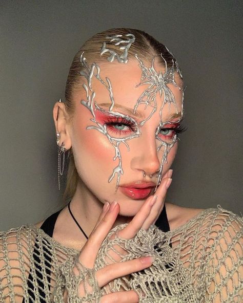 Look Like a Futuristic Beauty with These Shining Silver Makeup Looks Makeup Looks Silver, Silver Makeup Looks, Sliver Makeup, Futuristic Makeup, Best Colored Contacts, Colored Eye Contacts, Eye Contacts, Silver Makeup, Runway Makeup