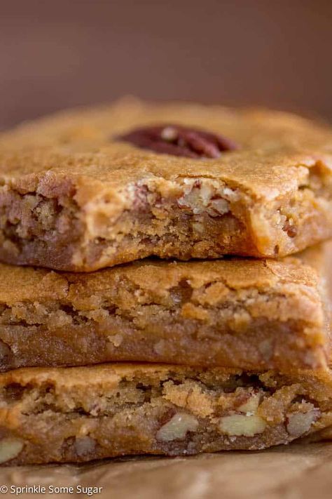 Butter Pecan Blondies, Pecan Blondies Recipe, Maple Pecan Bars, Pecan Blondies, Easy Bar Recipes, Butter Pecan Cake, Butter Pecan Cookies, Pecan Bars, Coconut Desserts