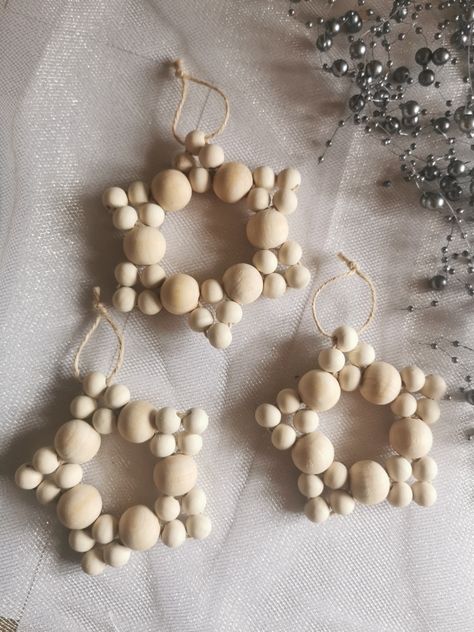 Wooden Bead Star Diy, Wooden Balls Crafts, Beads Christmas Decorations, Diy Wooden Bead Ornaments, Wood Bead Christmas Tree, Wooden Bead Ornaments Diy, Diy Beaded Christmas Ornaments, Decorating With Wooden Beads, Bead Christmas Ornaments Diy