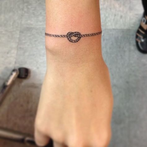 Finissimi e delicati tatuaggi braccialetto sul polso Dr Woo Tattoo, Rope Tattoo, Marine Tattoo, Wrist Bracelet Tattoo, Tattoo Band, Cool Wrist Tattoos, Knot Tattoo, Disney Tattoo, Tattoo Bracelet