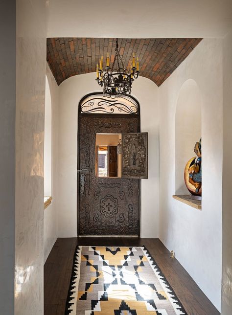 2021 GRAND HACIENDA WINNER - Tierra Concepts Santa Fe Santa Fe Style Homes Interiors, Santa Fe Style Homes Exterior, Modern Adobe House, Santa Fe Interior Design, Santa Fe Interiors, Modern Adobe, Santa Fe Style Homes, Hacienda Decor, Adobe Homes