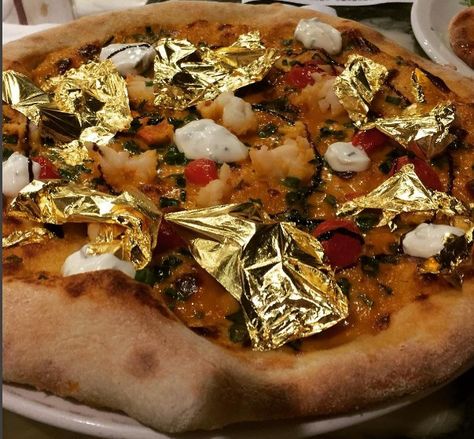 This demonstrates the use of gold on common savoury foods like pizza Fancy Expensive Food, Golden Pizza, Gold Restaurant, Jewellery Ads, Expensive Food, Italy Pasta, Colourful Food, Quick Cooking Recipes, Pizza Bianca