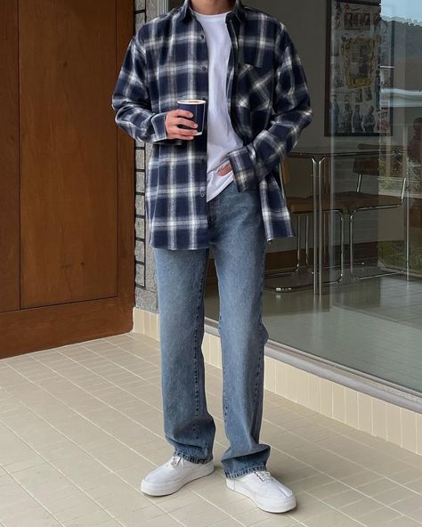 Fashion Cowo, Blue Flannel Outfits Men, Blue Flannel Outfits, Jeans And Flannel Outfit, Blue Flannel Outfit, Male Outfits Aesthetic, Outfit Cowo, Flannel Outfits Men, Short Hair Outfits