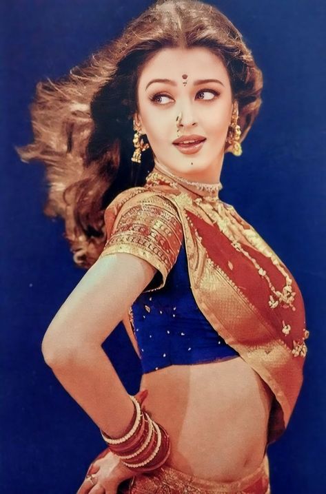 Aishwarya Rai Movies, Aishwarya Rai Cannes, 90s Bollywood Aesthetic, Gals Photos, 90s Bollywood, Indian Look, Bollywood Outfits, Vintage Bollywood, Model Inspo