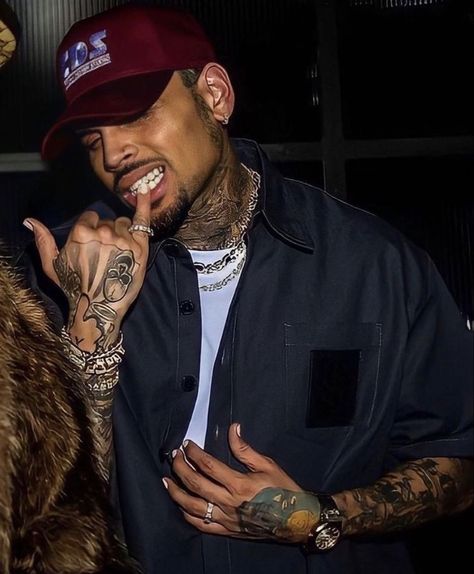 Chris Brown Tattoo Ideas, Breezy Chris Brown Wallpaper, Chris Brown Wallpaper Aesthetic, Chris Brown Photoshoot Pictures, Chris Brown Pfp, Chris Brown 2023, Chris Brown Aesthetic Wallpaper Iphone, Chris Brown Tattoos, Chris Brown Aesthetic