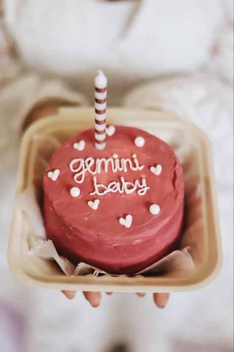 Small Heart Cake Aesthetic, 19th Birthday Cake Ideas Aesthetic, Gemini Cake Aesthetic, Gemini Cake Birthday, Small Birthday Cake Aesthetic, Gemini Szn Cake, Birthday Cake Gemini, Gemini Baby Cake, Birthday Cake With Hearts