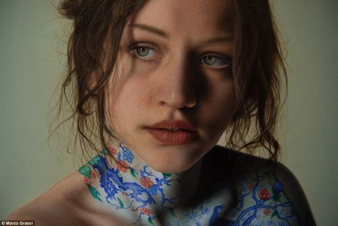 The hyperrealistic paintings of women that see skin turned to canvas as their bodies are turned to works of art Marco Grassi, Hyperrealistic Art, Peacock Tattoo, Kate Smith, Skin Paint, Realism Artists, Classical Realism, Hyper Realistic Paintings, Realistic Oil Painting