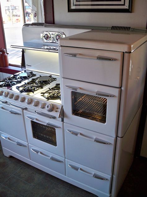 O'Keefe & Merritt Town and Country  HUGE 57" wide  Six burners  Two full size ovens wih windows  Two full size broilers  Two storage drawers  Two warming compartments Alter Herd, Homesteading Tips, Old Stove, Vintage Stoves, Antique Stove, Vintage Appliances, Deco Retro, Kitchen Stove, Diy Interior