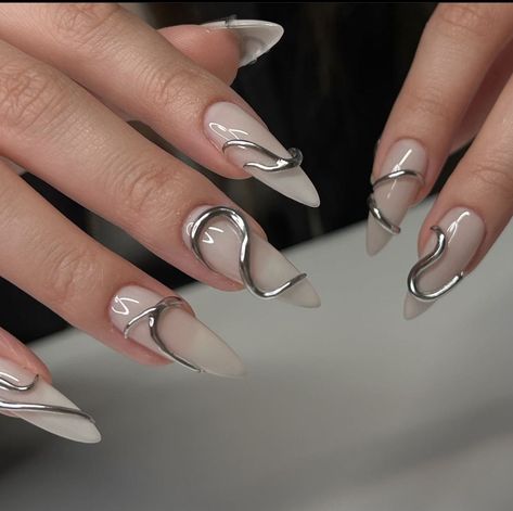 There's a new beauty trend taking over Instagram and it's absolutely stunning. Say hello to "quartz nails". Beyonce Nails, Metallic Nails Design, 3d Nail Designs, Chrome Nail Art, Chrome Nails Designs, Lines On Nails, Classy Acrylic Nails, Metallic Nails, Silver Nails