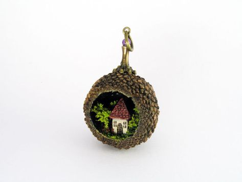 I Make Entire Miniature Worlds Inside Pieces Of Jewelry Acorn Art, Acorn House, Fairies Garden, Magic Jewelry, Flowering Bushes, Miniature World, Mini Houses, Miniature Plants, Tiny World