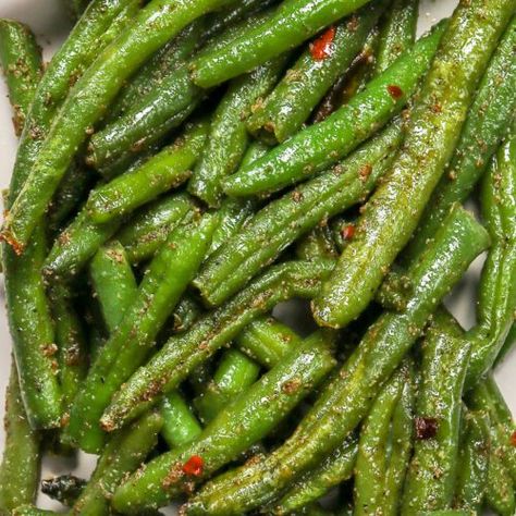 Air Fryer Frozen Green Beans cooked with various seasonings. Air Fryer Frozen Green Beans, Roasted Frozen Green Beans, Frozen Green Bean Recipes, Cooking Frozen Green Beans, String Bean Recipes, Air Fryer Green Beans, Air Fried Green Beans, Freeze Beans, Easy Air Fryer Recipes