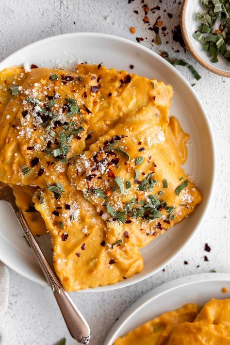 Butternut Squash ravioli on a plate. Healthy Fall Dinners, Butternut Squash Ravioli Recipe, Squash Ravioli Recipe, Lemons Recipes, Squash Sauce, Jar Of Lemons, Savory Butternut Squash, Squash Ravioli, Butternut Squash Sauce