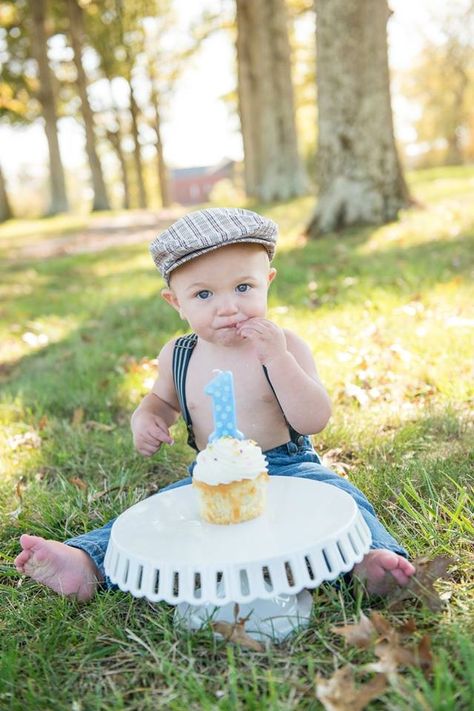 One year photos. Cake smash. Fall birthday photos. Outdoor family photos. Birthday Photos Outdoor, Baby’s First Birthday Photos, Cake Smash Outdoor, One Year Photos, First Birthday Photography, Bday Shoot, Baby Cake Smash, 1st Birthday Pictures, 1st Birthday Photoshoot