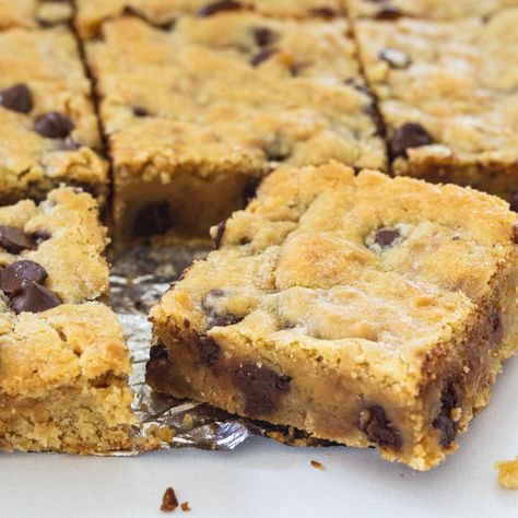 Toffee Chocolate Chip Bars Toffee Chocolate Chip Bars, Desserts Brownies, Chocolate Toffee Bars, Bake Sweets, Spicy Southern Kitchen, Brownies Recipes, Toffee Chocolate, Toffee Chips, Xmas Desserts