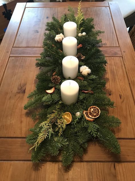 Christmas Decorations Centerpiece, Pretty Christmas Decorations, Tafel Decor, Christmas Dining Table, Cozy Christmas Decor, Christmas Floral Arrangements, Merry Christmas Decoration, Outdoor Christmas Lights, Organic Modern Decor