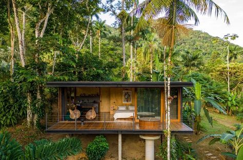 Tropical Cabin House, Jungle Homes, Tropical Cabin, House Built Into Hillside, Costa Rica House, House In The Forest, Cahuita, Loft House Design, Jungle House