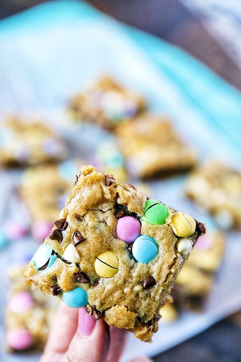 The perfect Easy Easter Dessert idea. Easter M&M'S Cookie Bars These cookie bars are a reader favorite and I've updated them with colorful pastel M&M'S for Easter. Loaded with M&M'S, white chocolate chips and mini chocolate chips, they bake up golden brown and delicious. #dessert #baking #easydessertrecipes Easter Desserts For A Crowd, Easter Cookie Bars, Easter M&ms, Milk Chocolate Chip Cookies, Biscuits Graham, Magic Cookie Bars, Easy Easter Desserts, Biscuit Bar, Traditional Easter