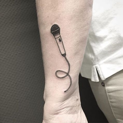 tatto Minimalist Microphone Tattoo, Tiny Microphone Tattoo, Small Microphone Tattoo, Mic Tattoo Design, Singer Tattoo Ideas, Singer Tattoo, Mic Tattoo, Microphone Tattoo, Mangas Tattoo