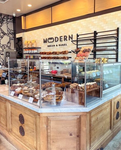 Modern Bread & Bagel on Instagram: "Our LA store looking so beautiful!🥳⁠ .⁠ .⁠ .⁠ .⁠ .⁠ .⁠ .⁠ .⁠ #yelpla #dinela #infatuationla" Bagel Shop Ideas, Bagel Shop Interior, Fancy Bagels, Bagel Shop Aesthetic, Ediya Coffee, Bagel Display, Bagel Store, Bagel Cafe, Jewish Deli