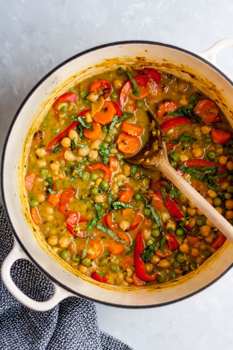 This vegetarian Thai green curry is made with chickpeas, ginger, garlic, turmeric, green curry paste, and lemongrass. The ultimate bowl of healthy comfort food to eat when you're feeling under the weather. Served with a delicious coconut infused brown rice! #curryrecipe #thaifood #vegetarianrecipe #veganrecipe #healthydinner Incredible Desserts, Healthy Curry Recipe, Green Curry Recipes, Vegetarian Thai, Garbanzo Bean, Flavorful Dinner, Thai Green Curry, Gut Healing Recipes, Vegetarian Soup Recipes