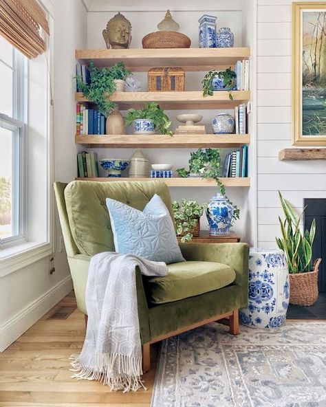 Decorating A Bungalow Style Home, Bungalow Interior Ideas Living Rooms, Bungalow Interior Ideas, Country Bungalow, Pretty Interiors, Blue And Green Living Room, Colours Of Nature, Bungalow Interior, Green Apartment