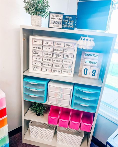 Locker Chandelier, Organized Bookshelf, Teaching Classroom Decor, Classroom Organization Elementary, Classroom Goals, Teaching Organization, Sped Classroom, Wooden Calendar, Classroom Makeover