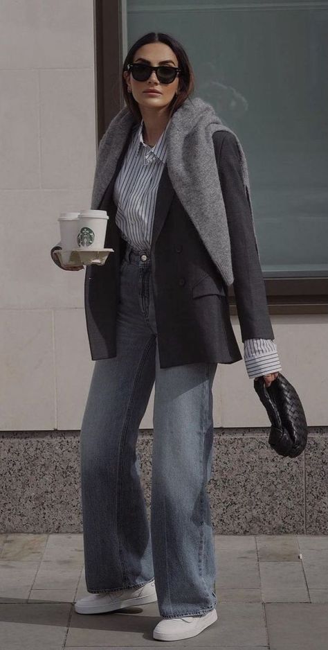 Feminine Denim Outfits, Ootd Blazer Noir, Outfit Pull Gris, Autumn Street Style 2023, Grey Wide Leg Jeans Outfit, Relaxed Style Outfits, Jean Gris Outfit, Rainy Day Business Casual Outfits, Blazer Jacket Outfits