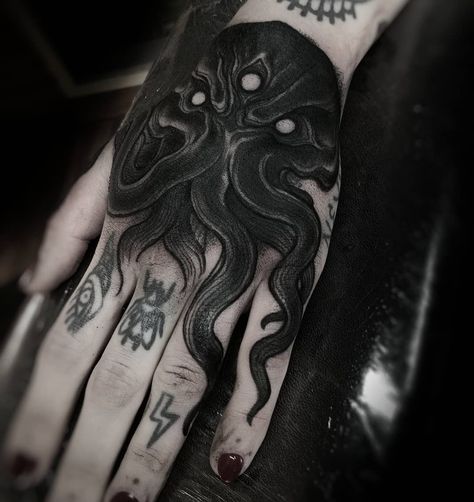 ⬛CTHULHU⬛FREEHAND⬛ ⚫@negraslagrimasproject⚫ Done with @sergio_garate_original tattoo machines. ⬇️Info & appointments:⬇️… Cathullu Tattoo, Cthulu Tattoos, Dnd Tattoo, Hand Tattoo Cover Up, Dragon Tattoo Stencil, Cthulhu Tattoo, Zombie Tattoos, Dark Tattoos, Hippie Tattoo