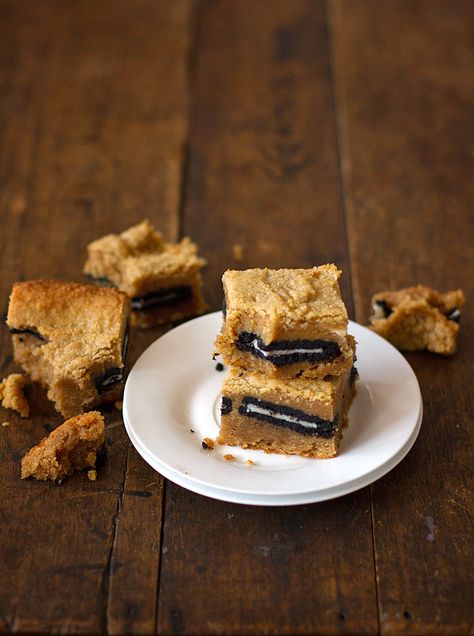 Peanut Butter Oreo Blondies Oreo Blondies, Oreo Peanut Butter, Pinch Of Yum, Peanut Butter Oreo, Health Desserts, Perfect Desserts, Sweets Treats, Dessert Bars, Sans Gluten