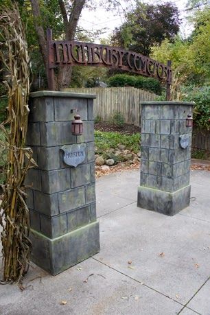 2013 Prop How-To: Cemetery Gate Entrance Halloween Yard Decorations Diy, Halloween Fence, Halloween Yard Displays, Gate Entrance, Dekorasi Halloween, Halloween Diy Outdoor, Halloween Outside, Halloween Props Diy, Halloween Graveyard