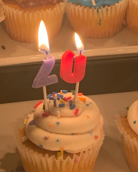 Cupcake With Candle Aesthetic, 20th Birthday Cupcakes, 20th Birthday Aesthetic, 21 Diner, Overlays Tumblr, Happy 20th Birthday, Urban Sketch, Candle Aesthetic, 2023 Vision